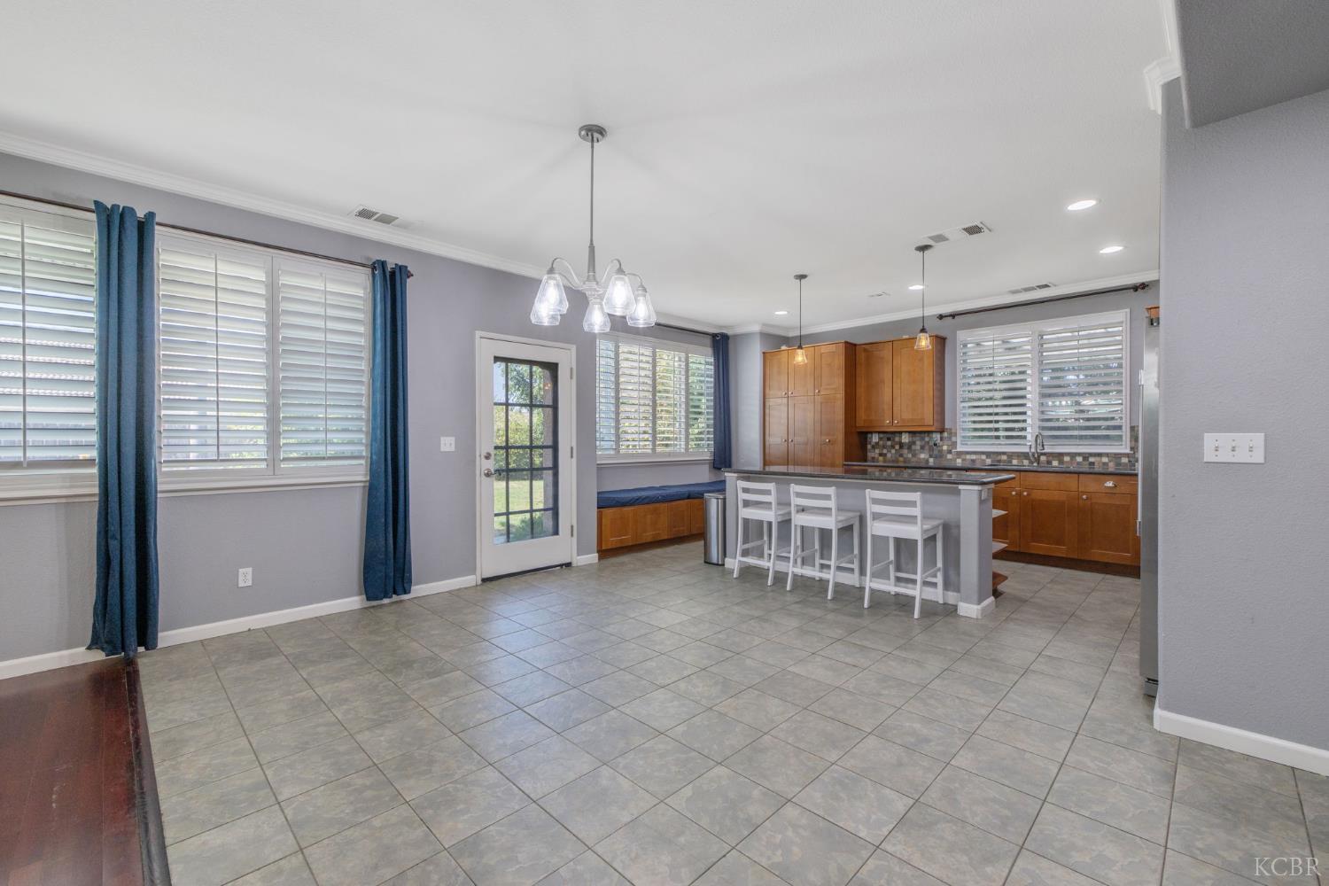 1093 W Windsor Ct, Hanford, CA 93230