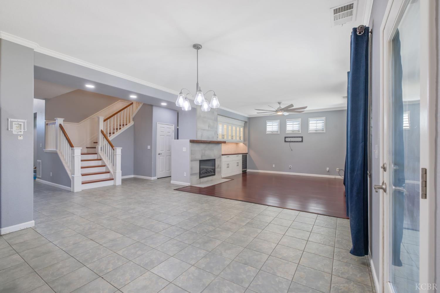 1093 W Windsor Ct, Hanford, CA 93230