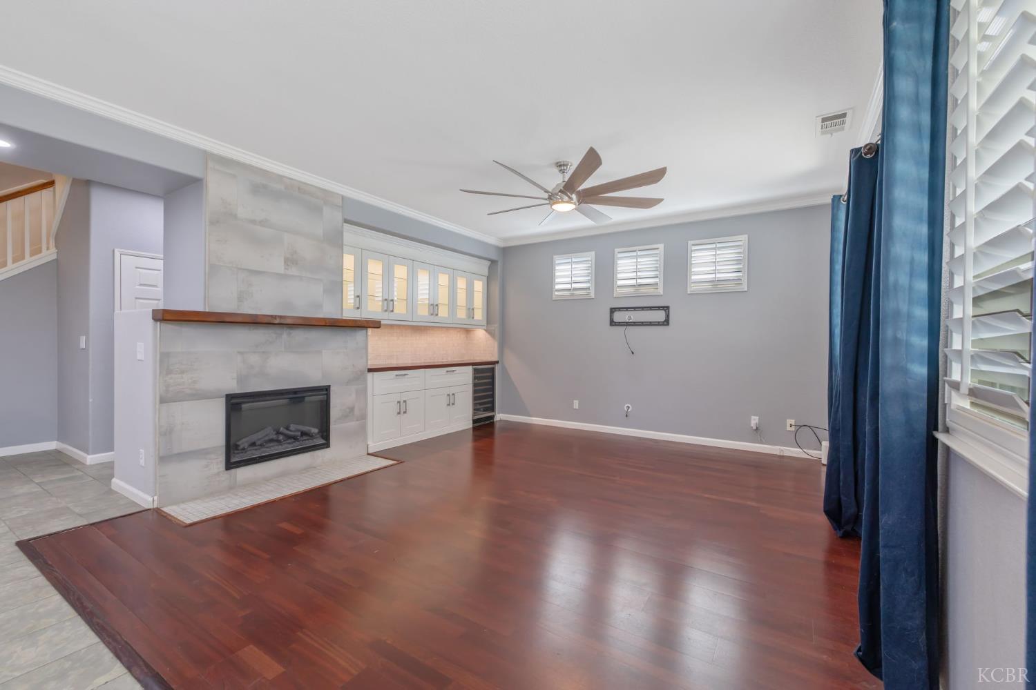 1093 W Windsor Ct, Hanford, CA 93230