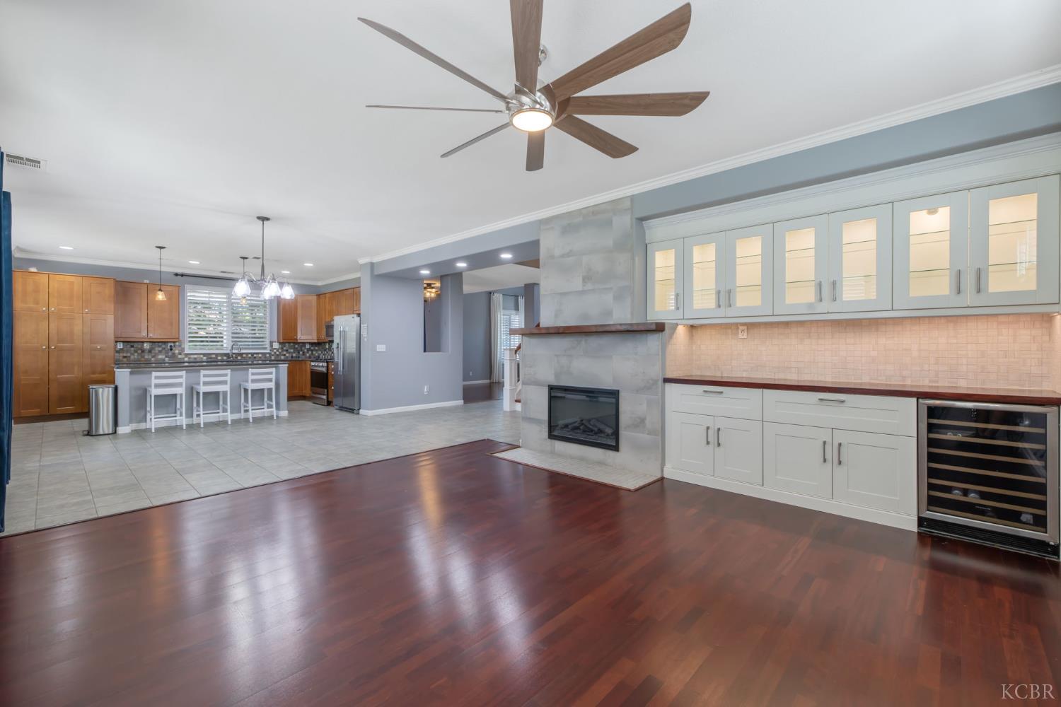1093 W Windsor Ct, Hanford, CA 93230