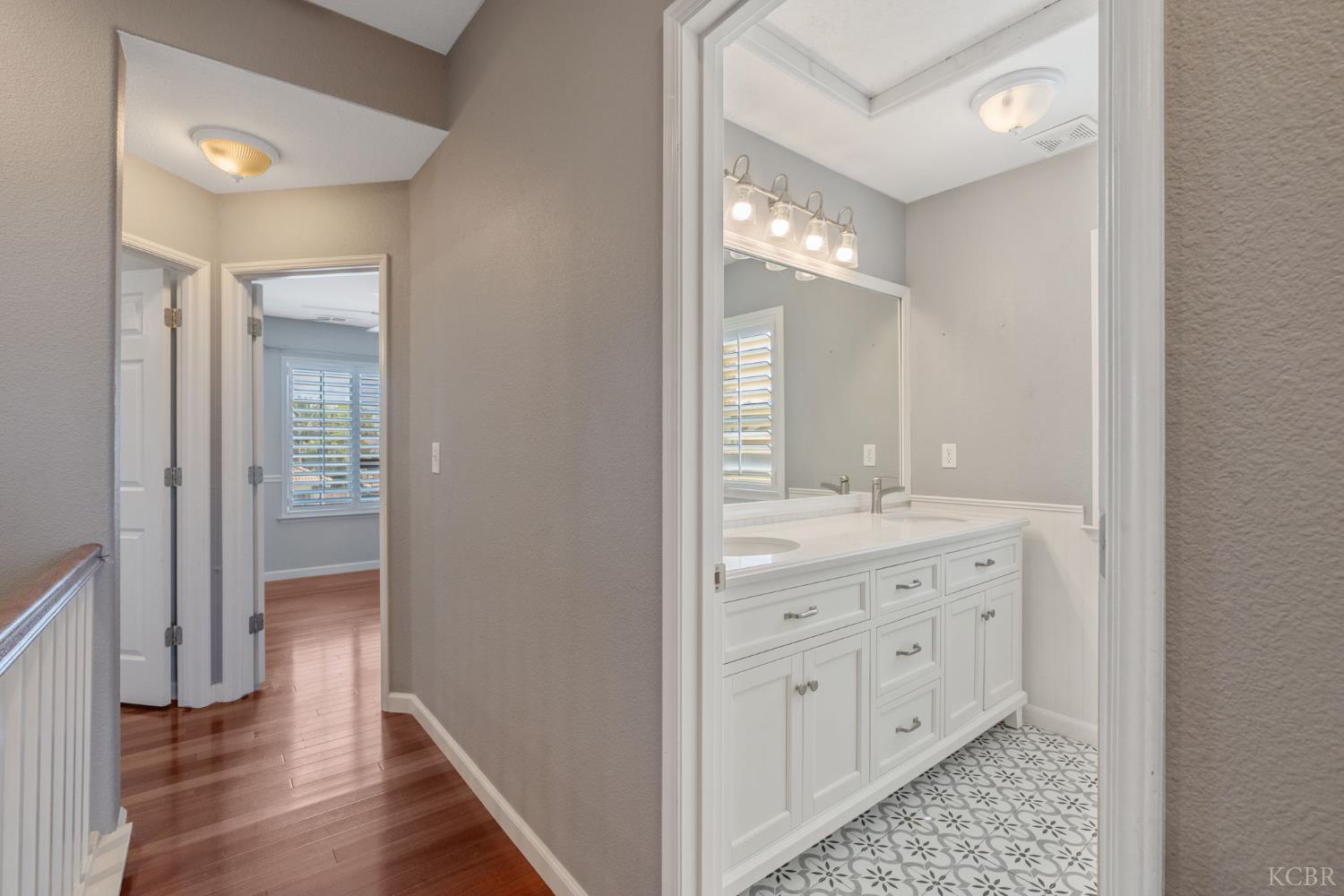 1093 W Windsor Ct, Hanford, CA 93230