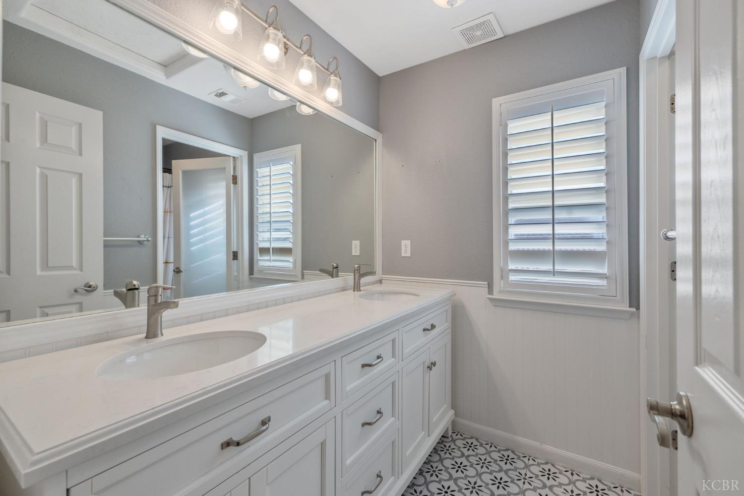 1093 W Windsor Ct, Hanford, CA 93230