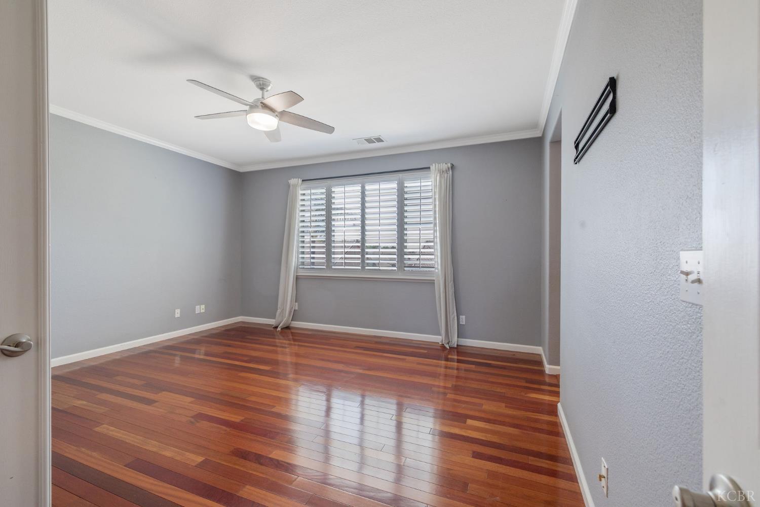 1093 W Windsor Ct, Hanford, CA 93230