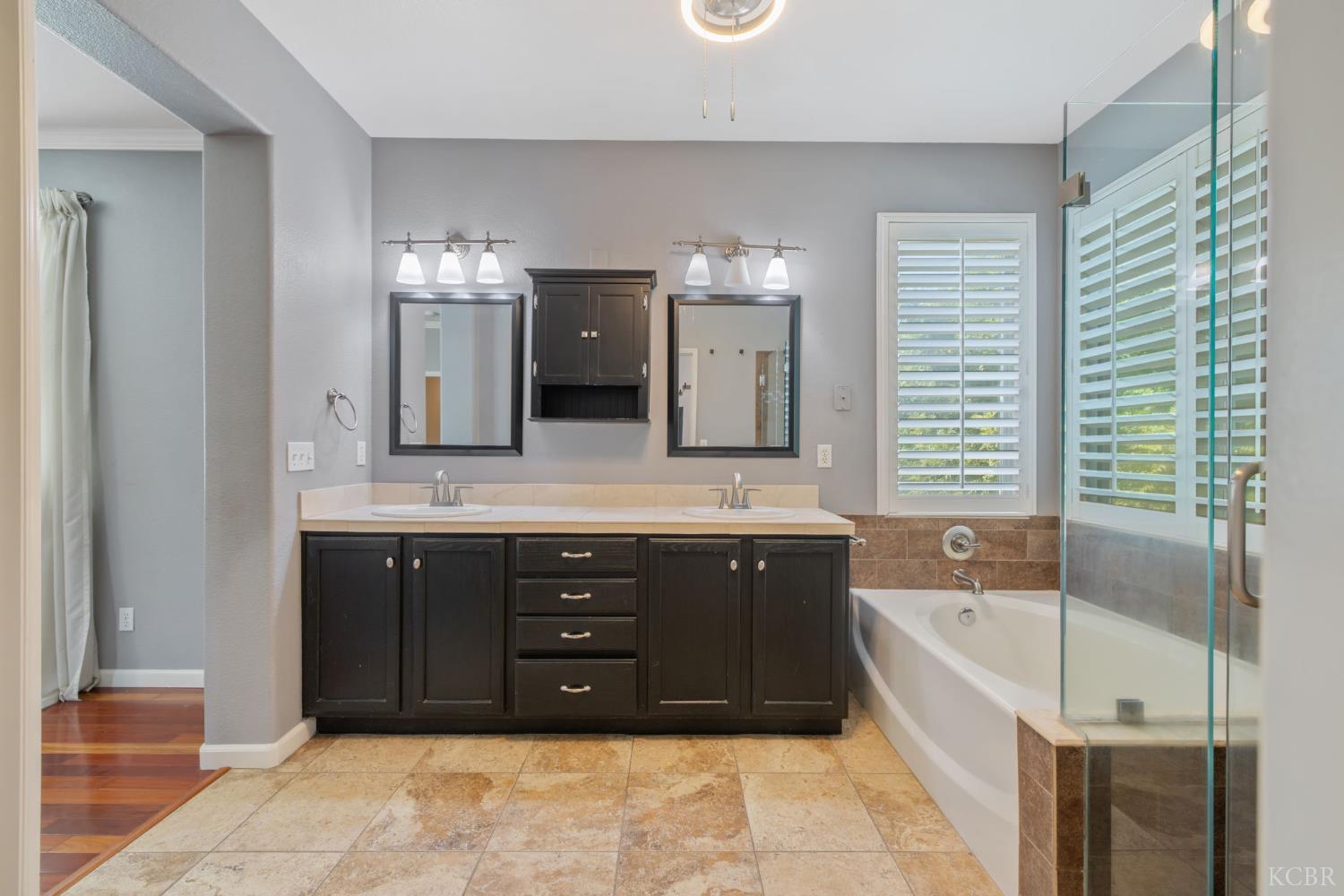 1093 W Windsor Ct, Hanford, CA 93230