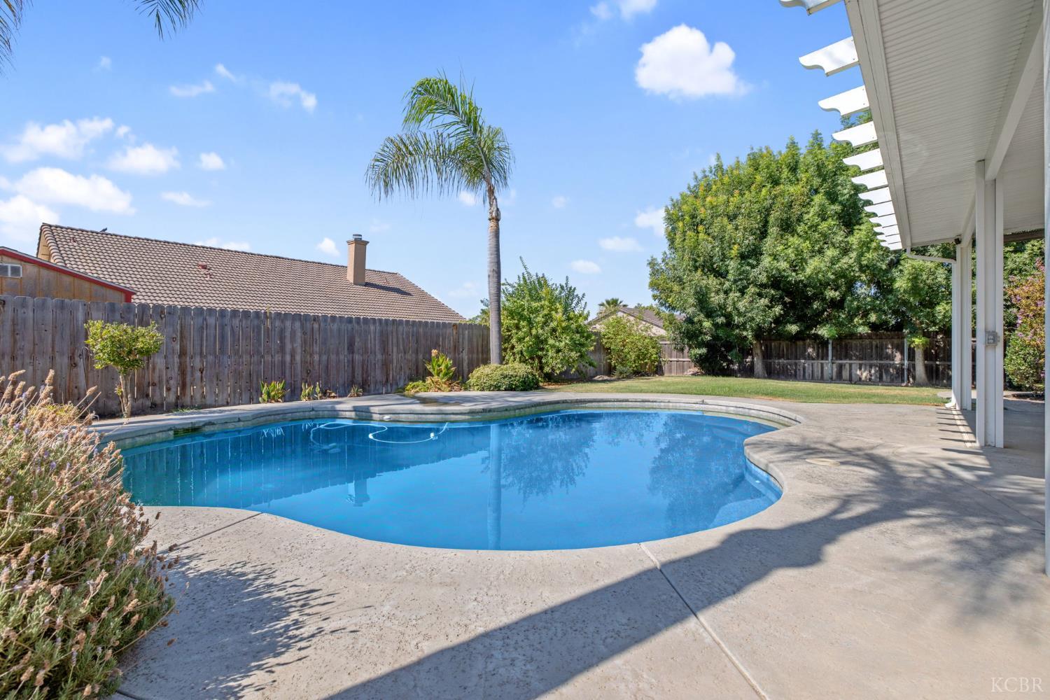 1093 W Windsor Ct, Hanford, CA 93230