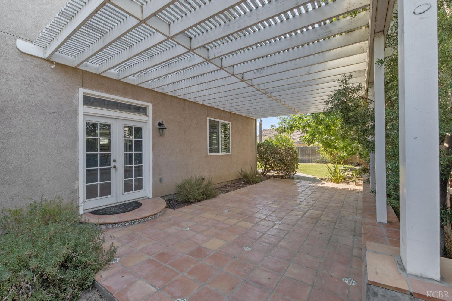 1093 W Windsor Ct, Hanford, CA 93230