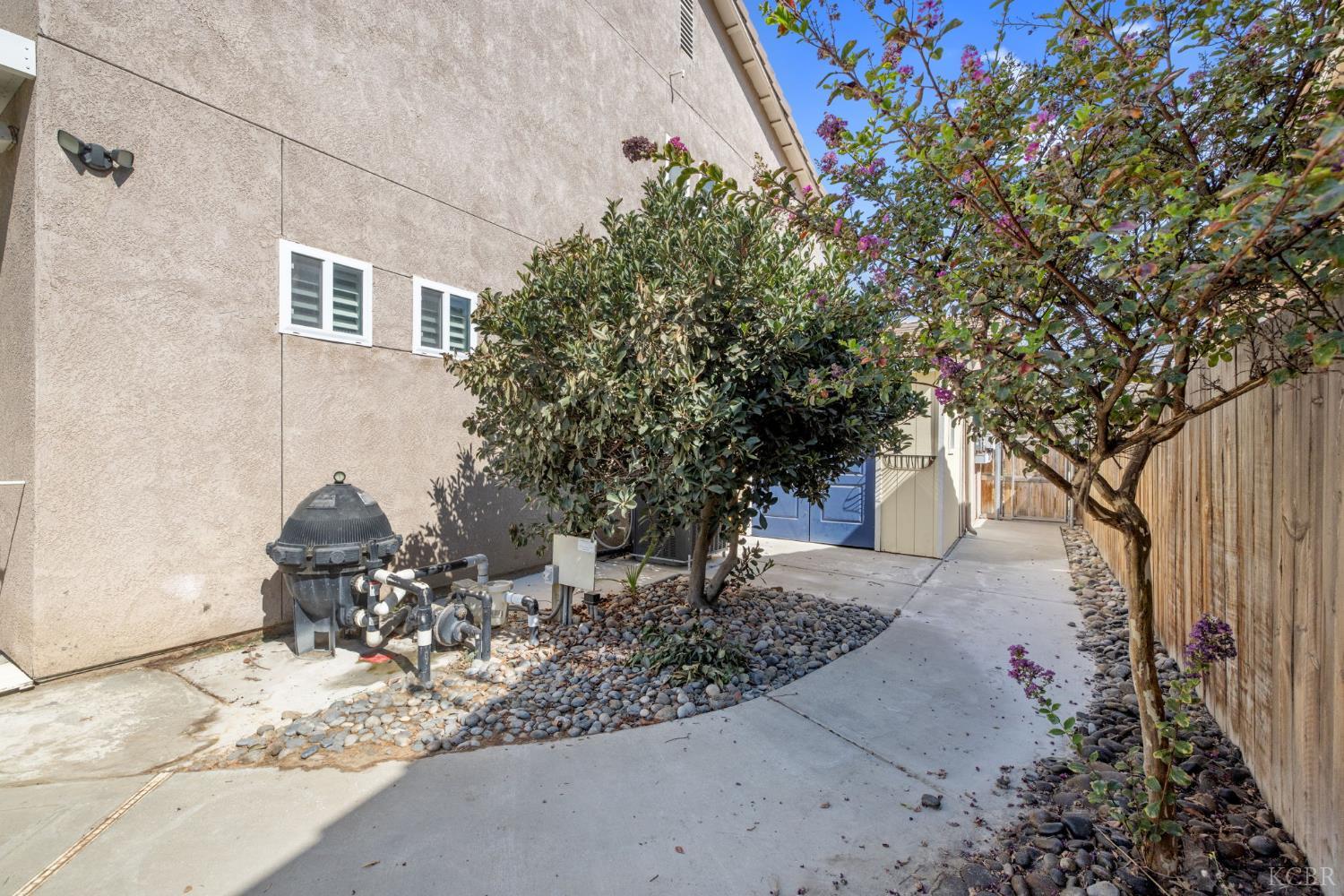 1093 W Windsor Ct, Hanford, CA 93230