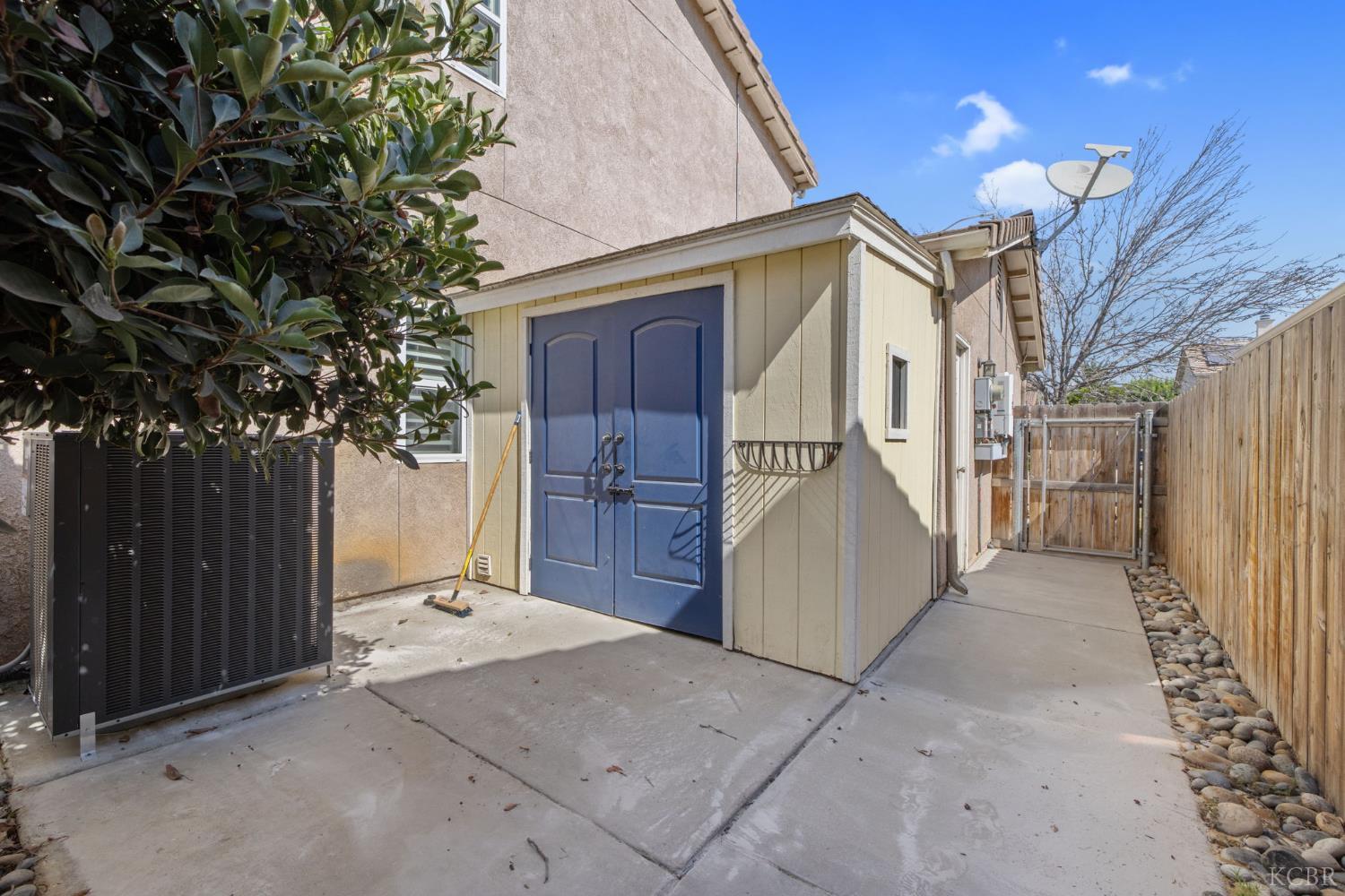 1093 W Windsor Ct, Hanford, CA 93230