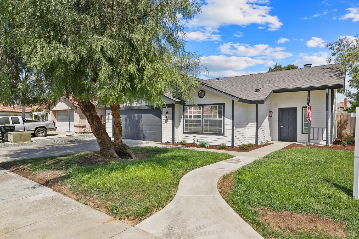 2401 Ashwood Ct, Hanford, CA 93230