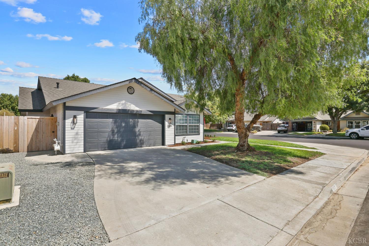 2401 Ashwood Ct, Hanford, CA 93230