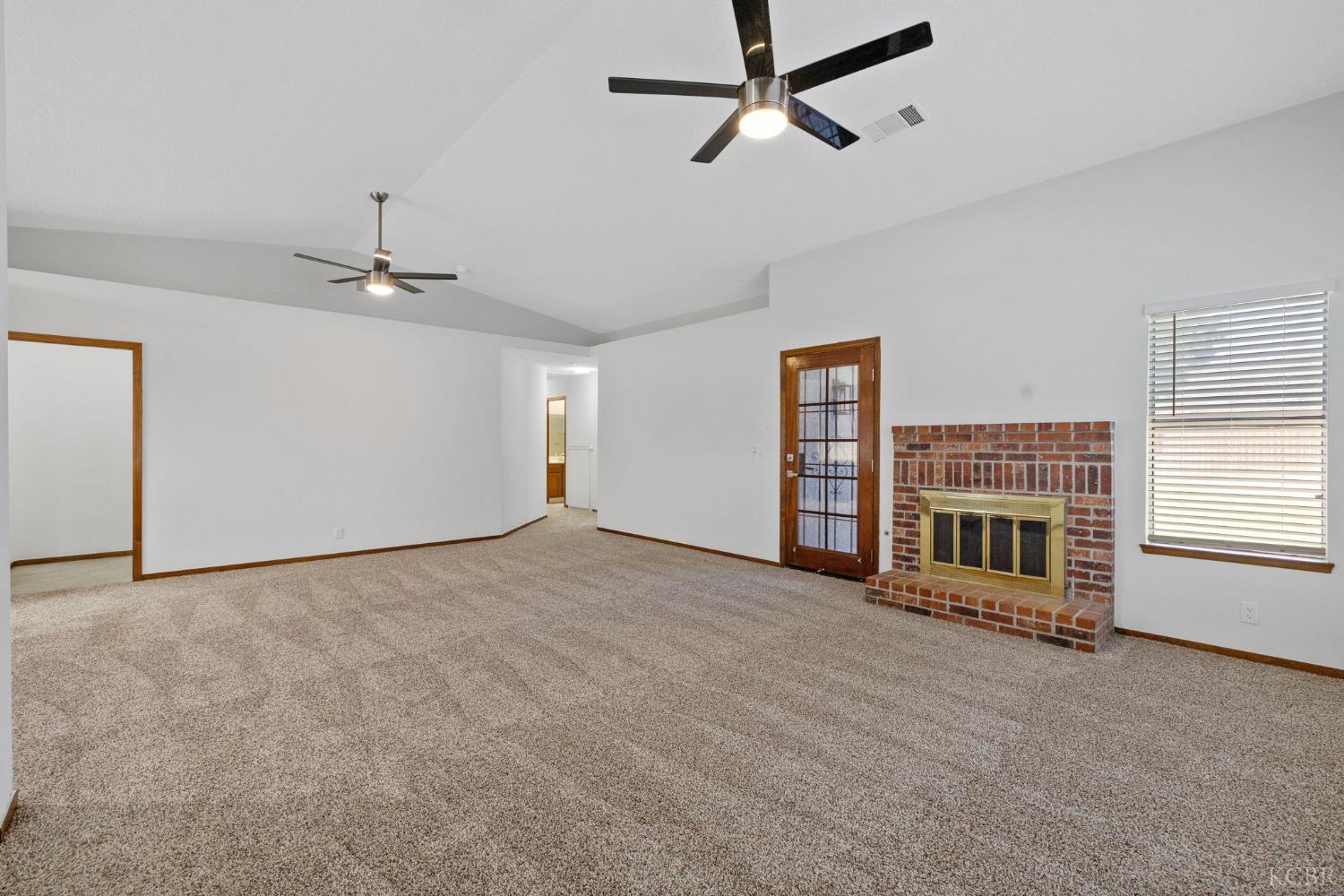 2401 Ashwood Ct, Hanford, CA 93230