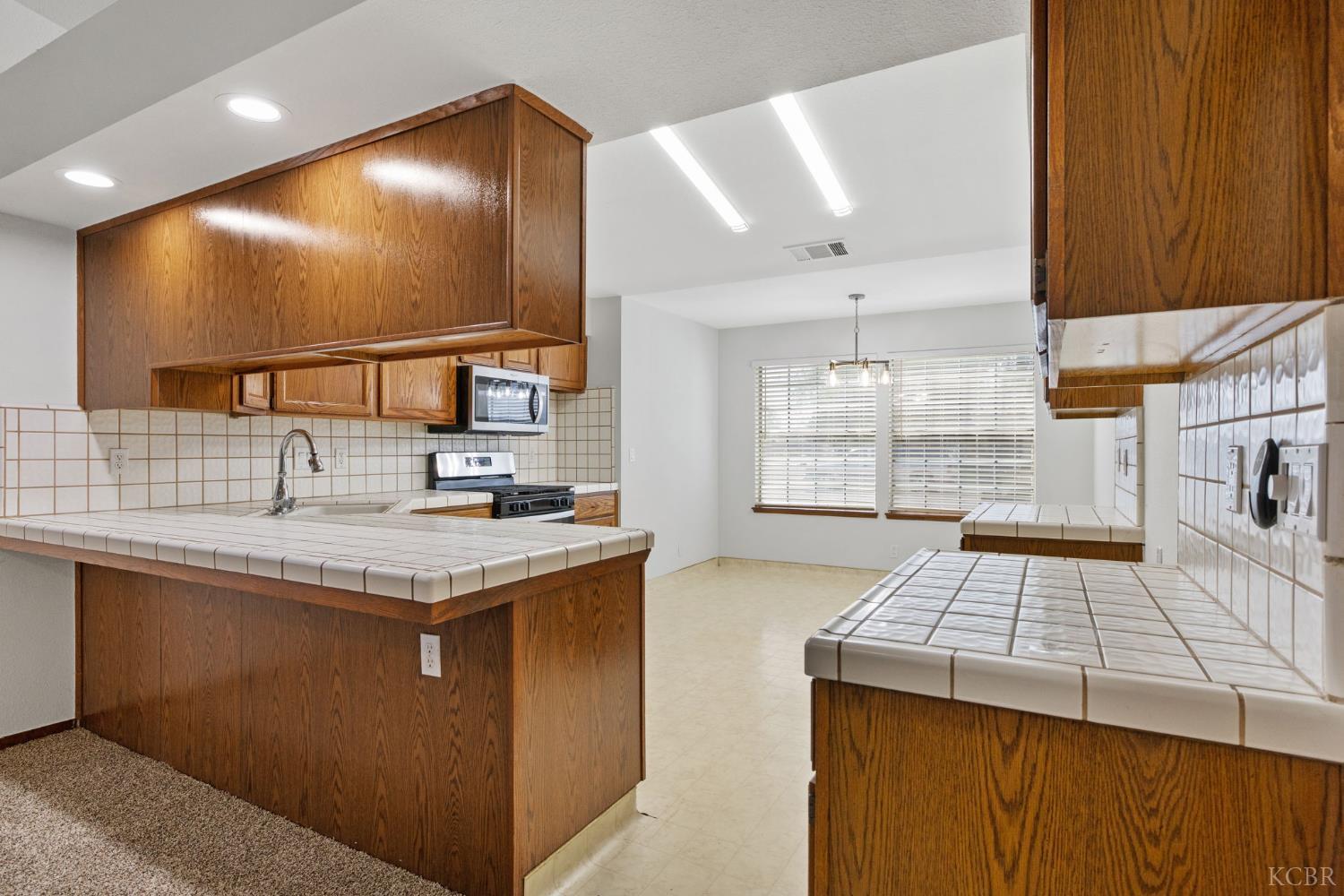 2401 Ashwood Ct, Hanford, CA 93230