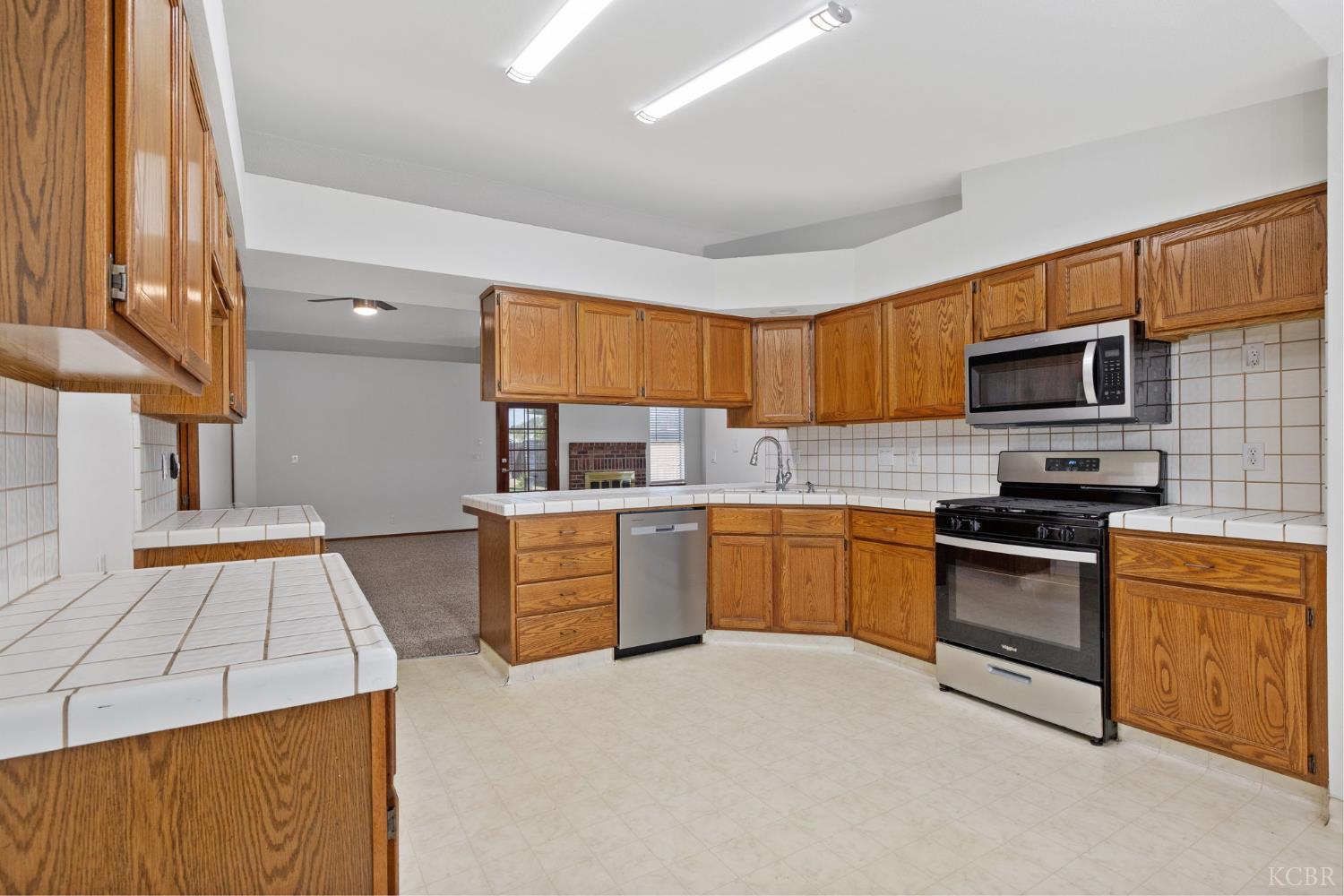 2401 Ashwood Ct, Hanford, CA 93230
