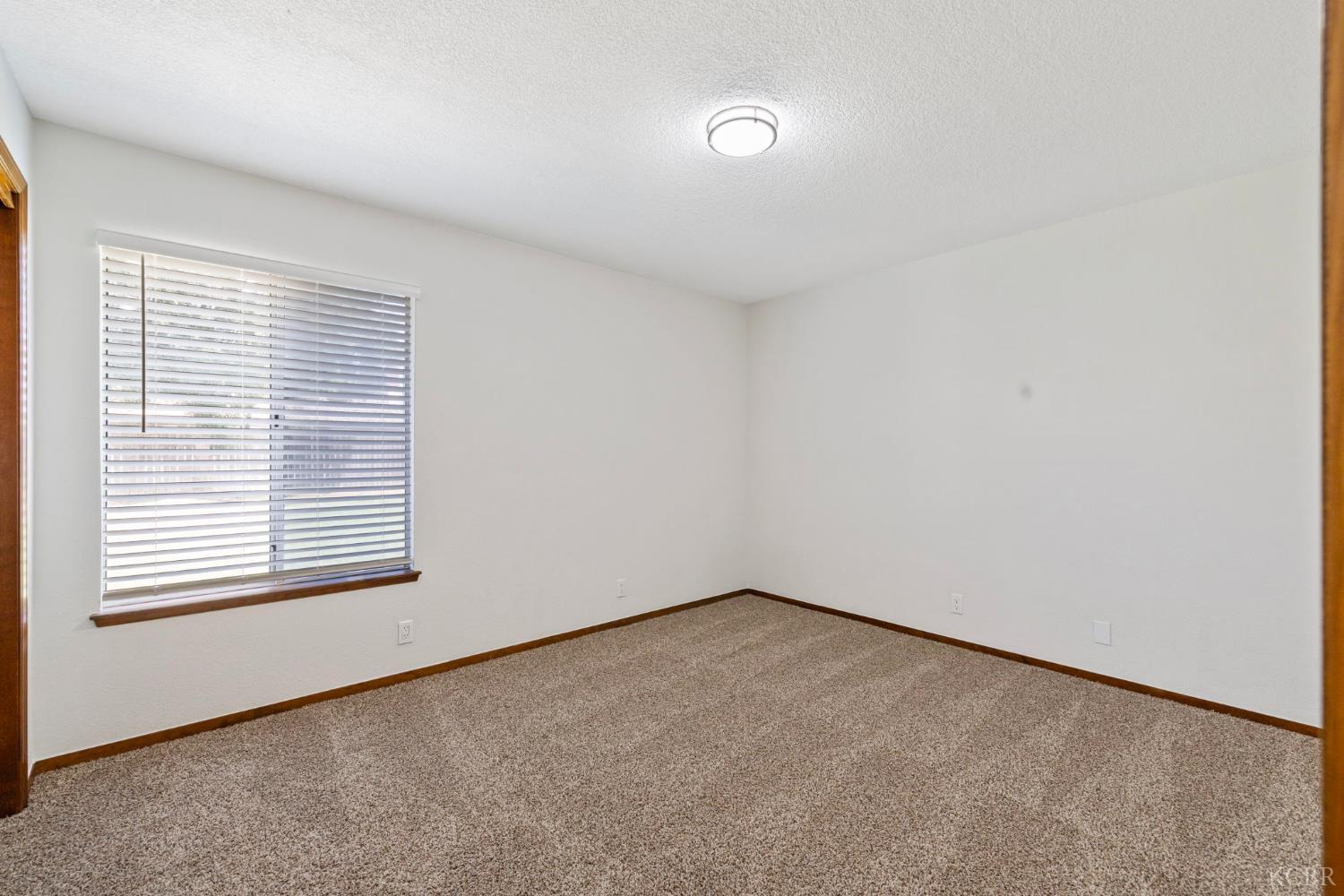 2401 Ashwood Ct, Hanford, CA 93230