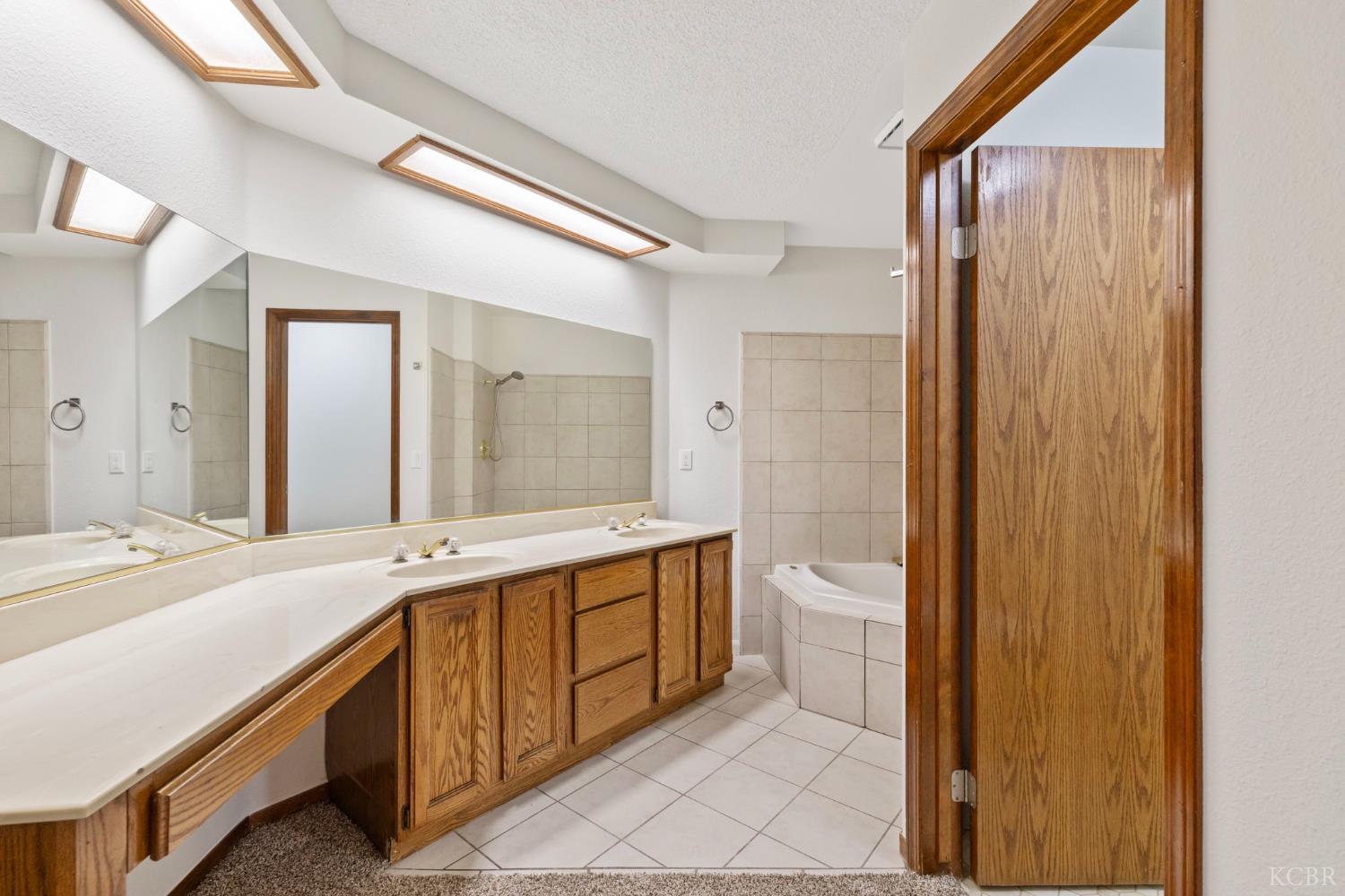 2401 Ashwood Ct, Hanford, CA 93230