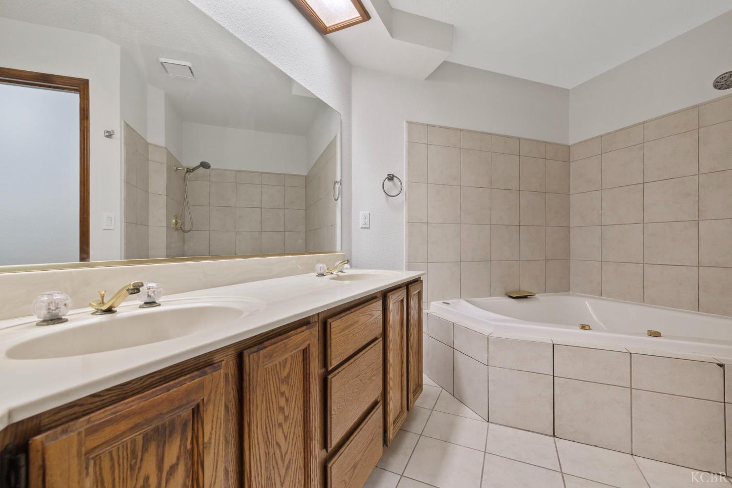 2401 Ashwood Ct, Hanford, CA 93230