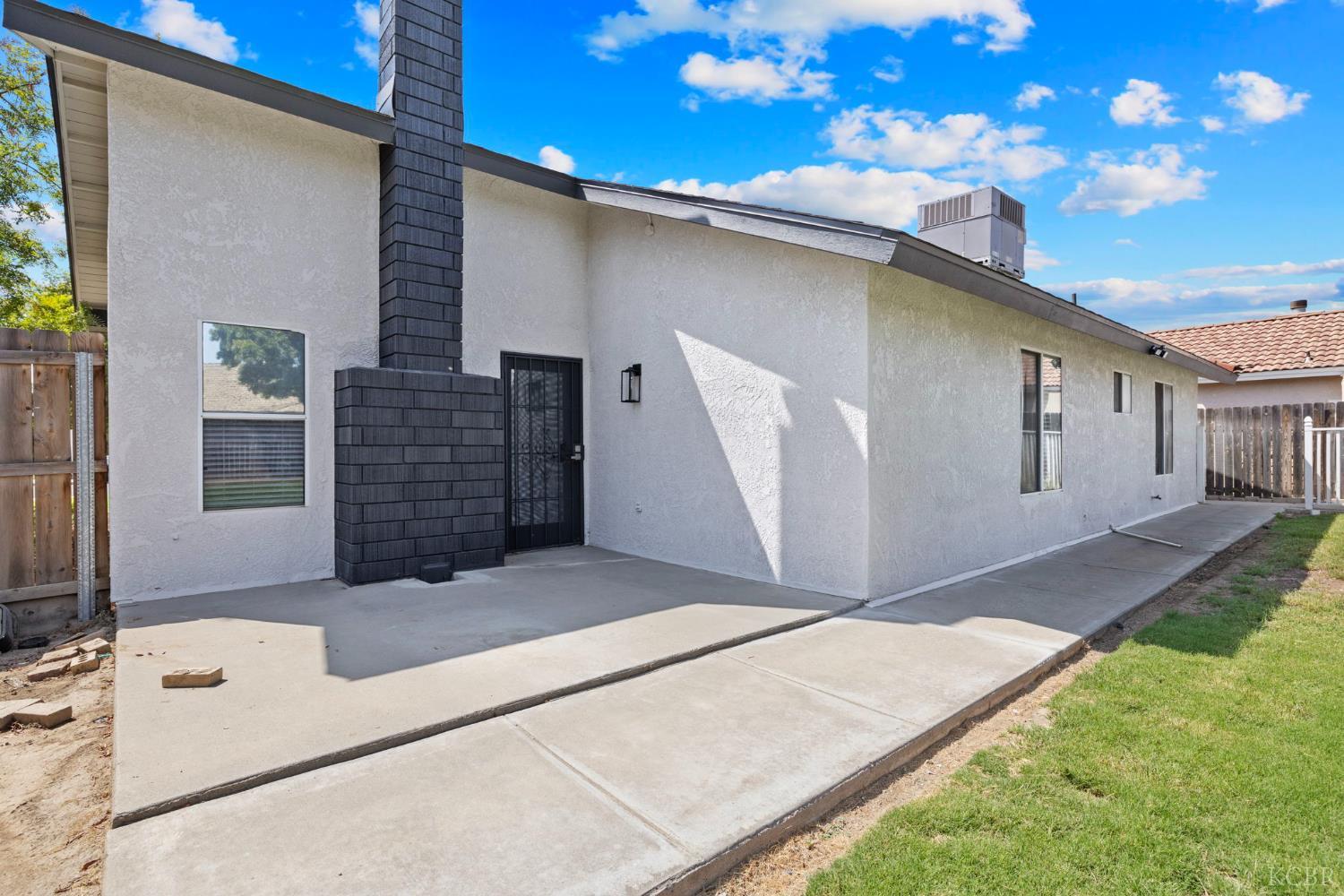 2401 Ashwood Ct, Hanford, CA 93230
