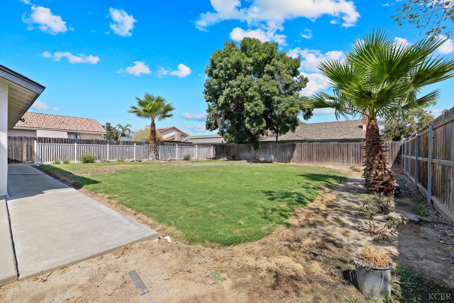 2401 Ashwood Ct, Hanford, CA 93230
