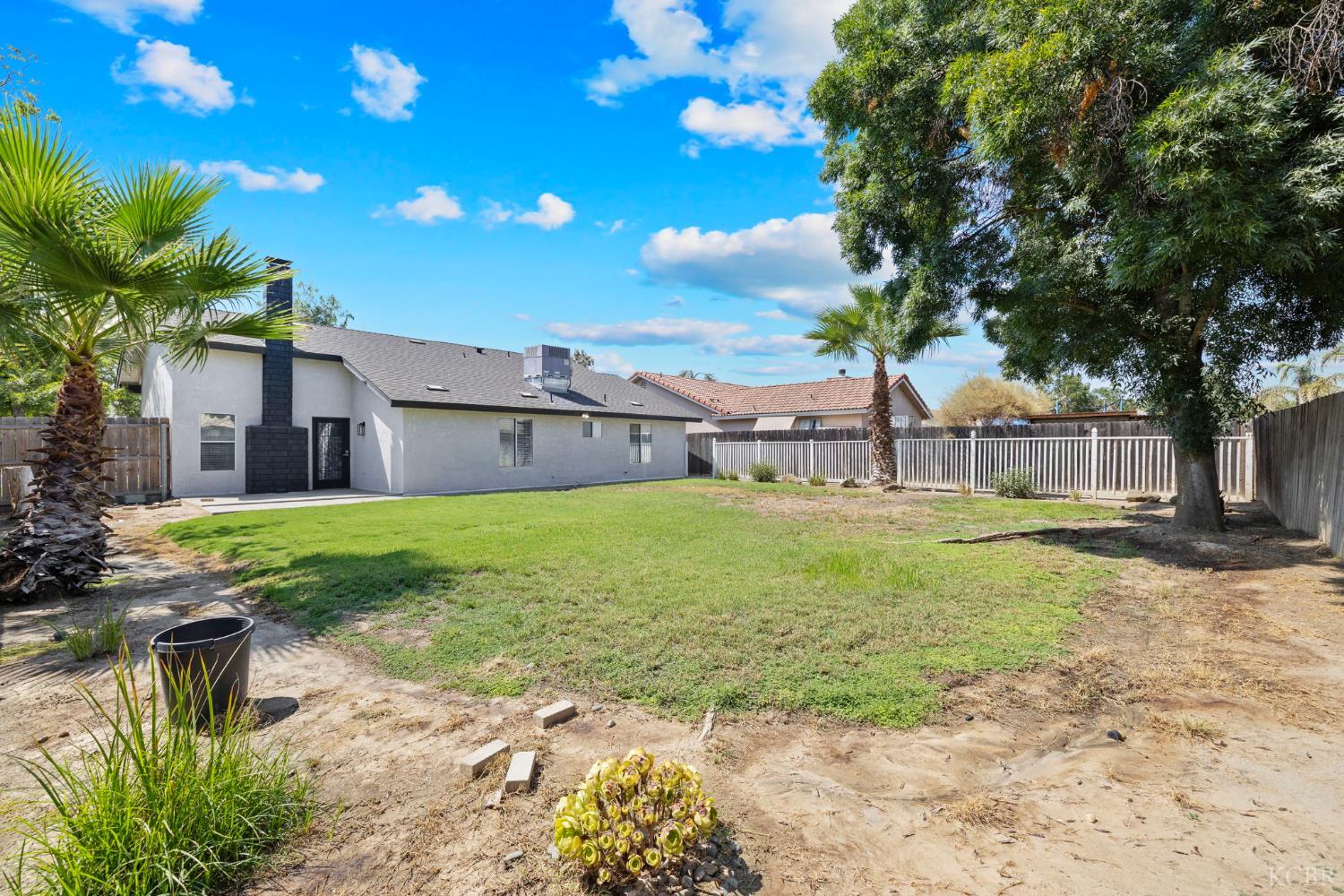 2401 Ashwood Ct, Hanford, CA 93230