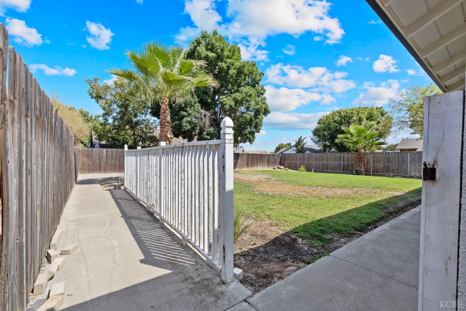 2401 Ashwood Ct, Hanford, CA 93230