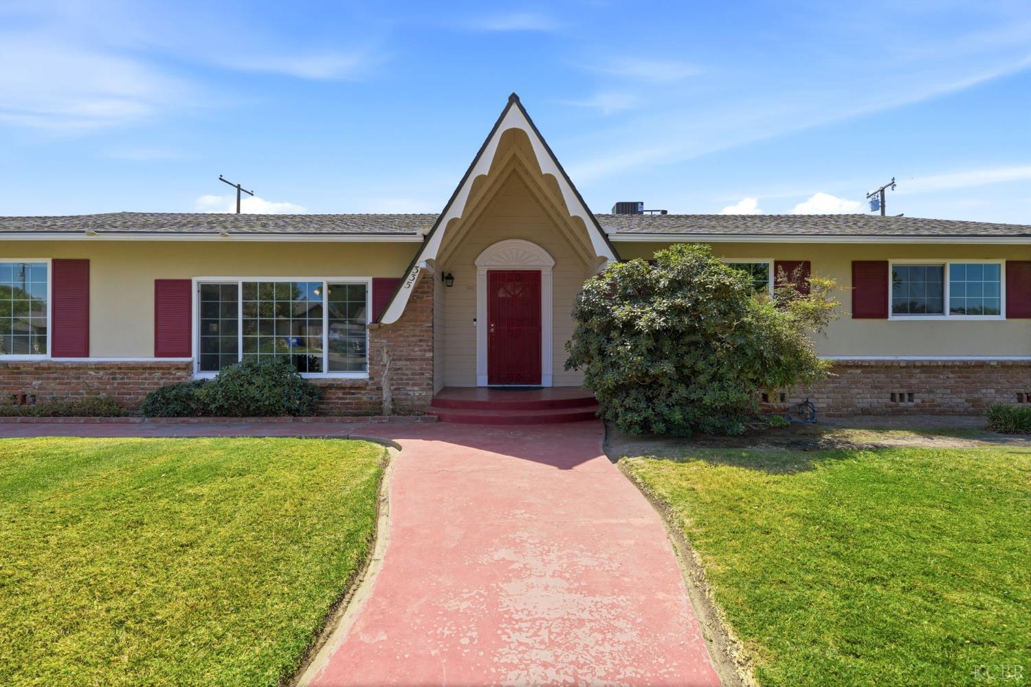 335 E Sycamore Dr, Hanford, CA 93230
