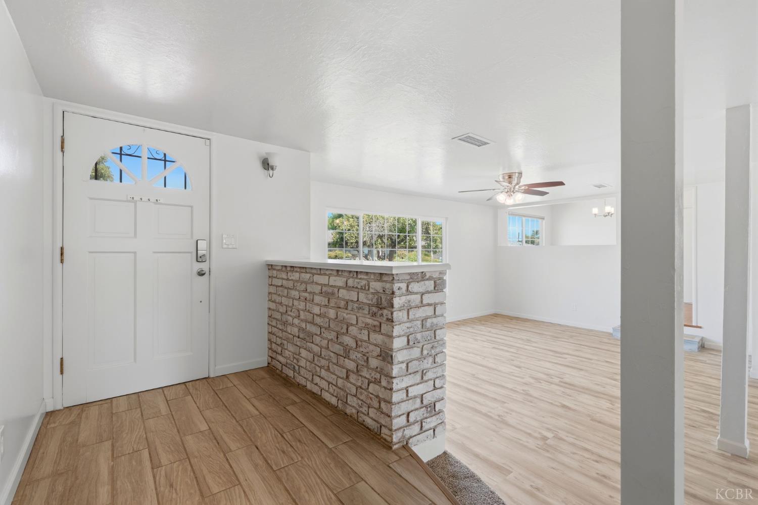 335 E Sycamore Dr, Hanford, CA 93230