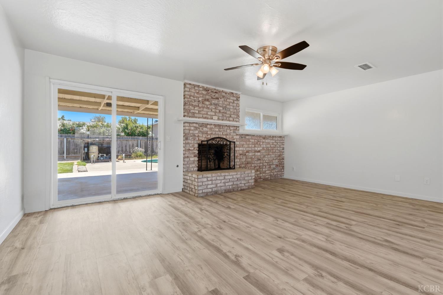 335 E Sycamore Dr, Hanford, CA 93230