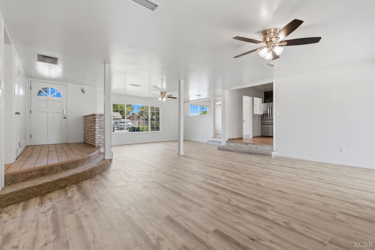 335 E Sycamore Dr, Hanford, CA 93230