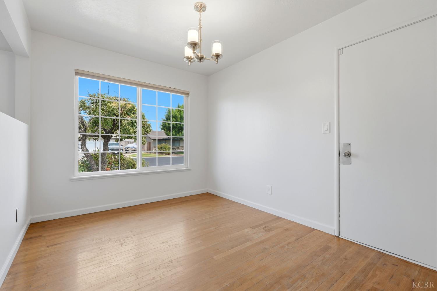 335 E Sycamore Dr, Hanford, CA 93230