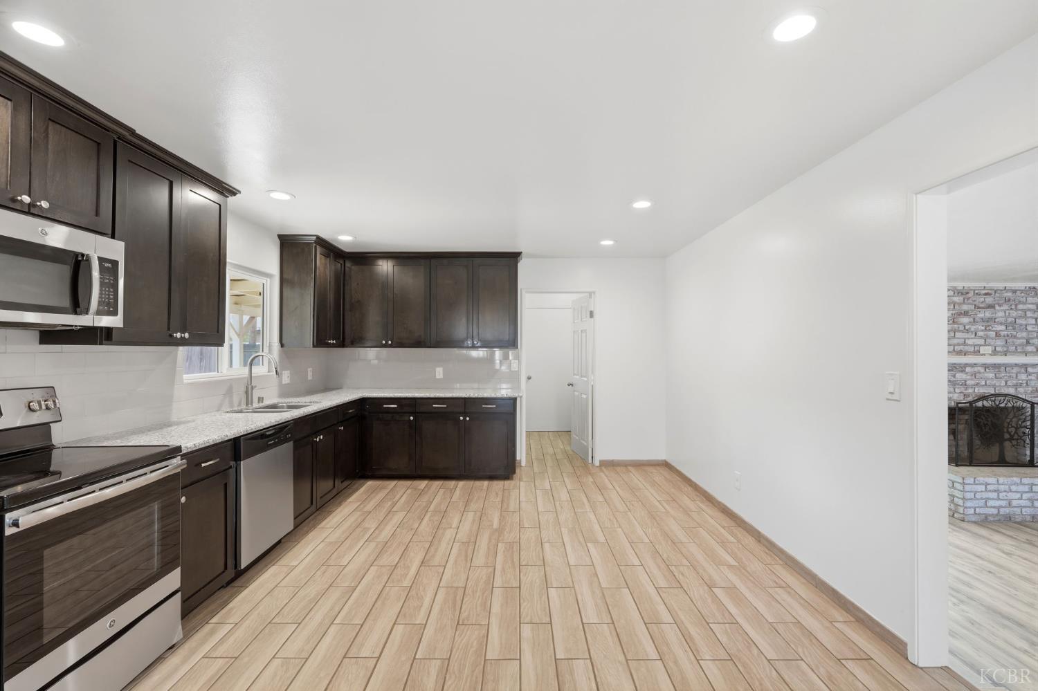 335 E Sycamore Dr, Hanford, CA 93230