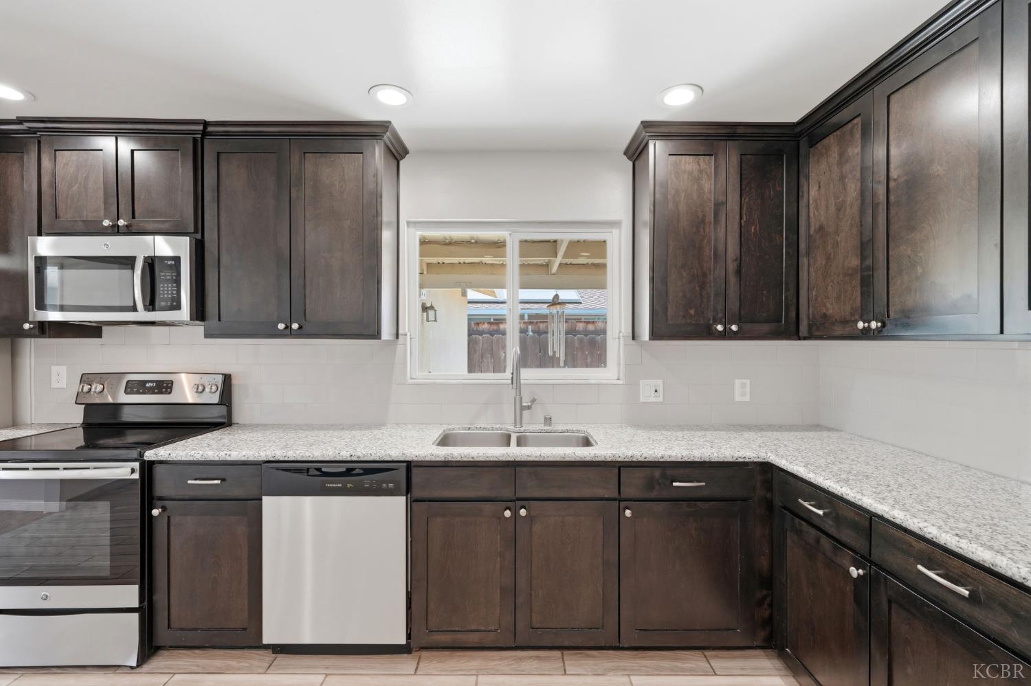 335 E Sycamore Dr, Hanford, CA 93230