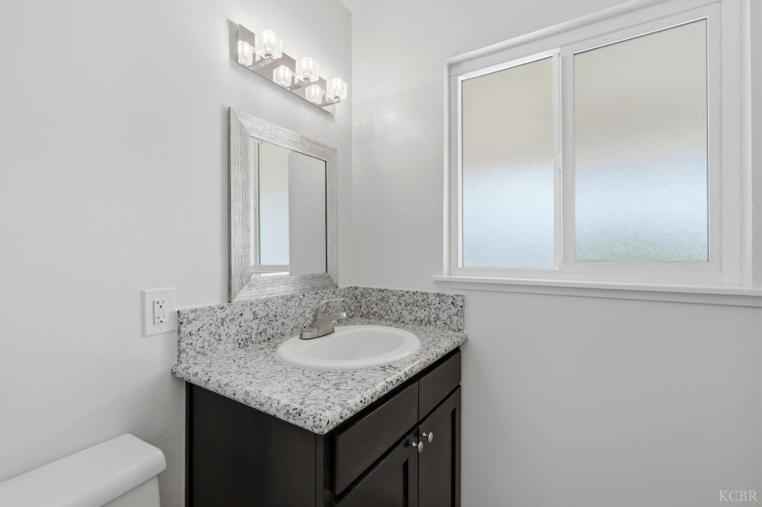 335 E Sycamore Dr, Hanford, CA 93230