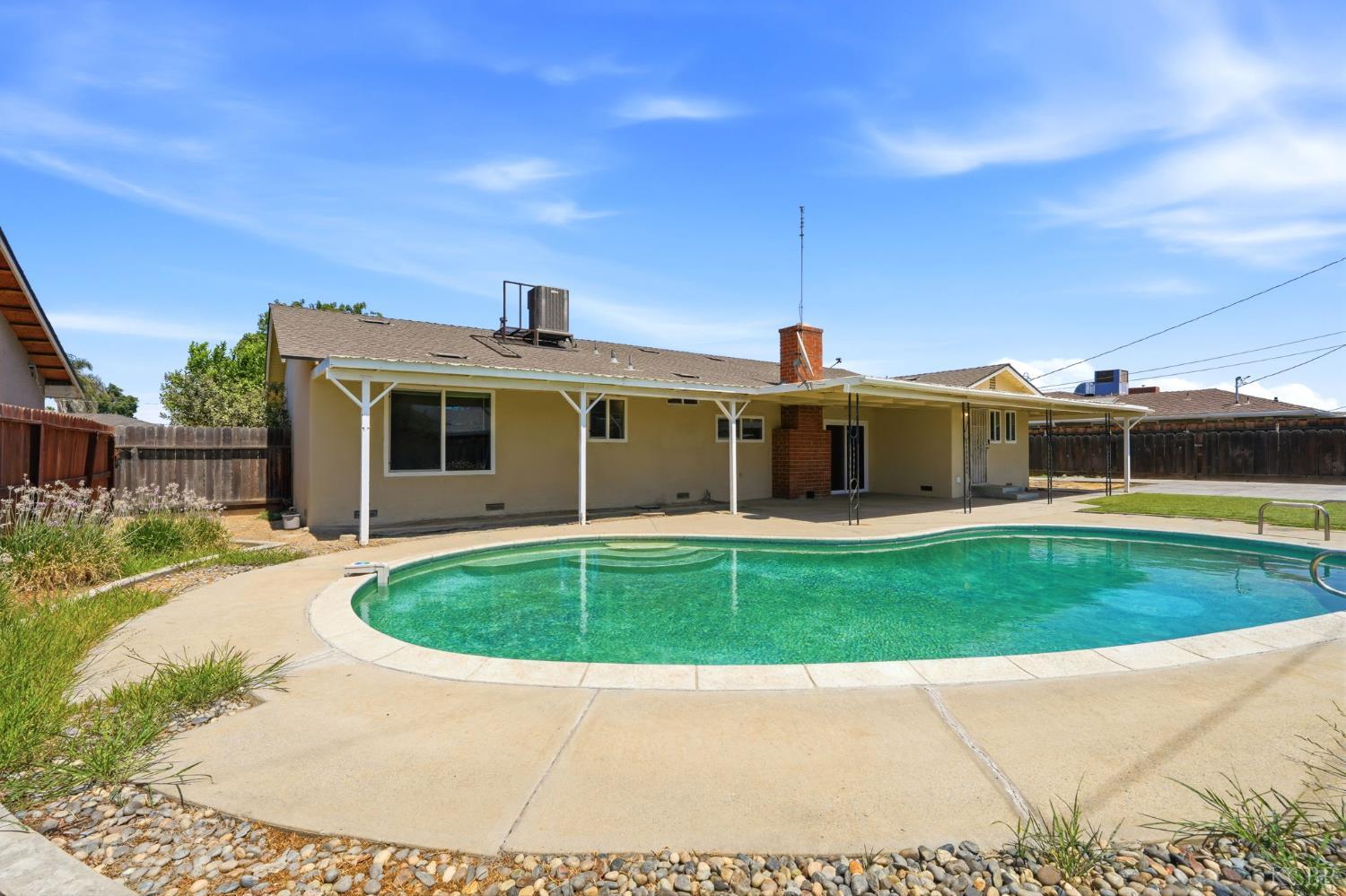335 E Sycamore Dr, Hanford, CA 93230