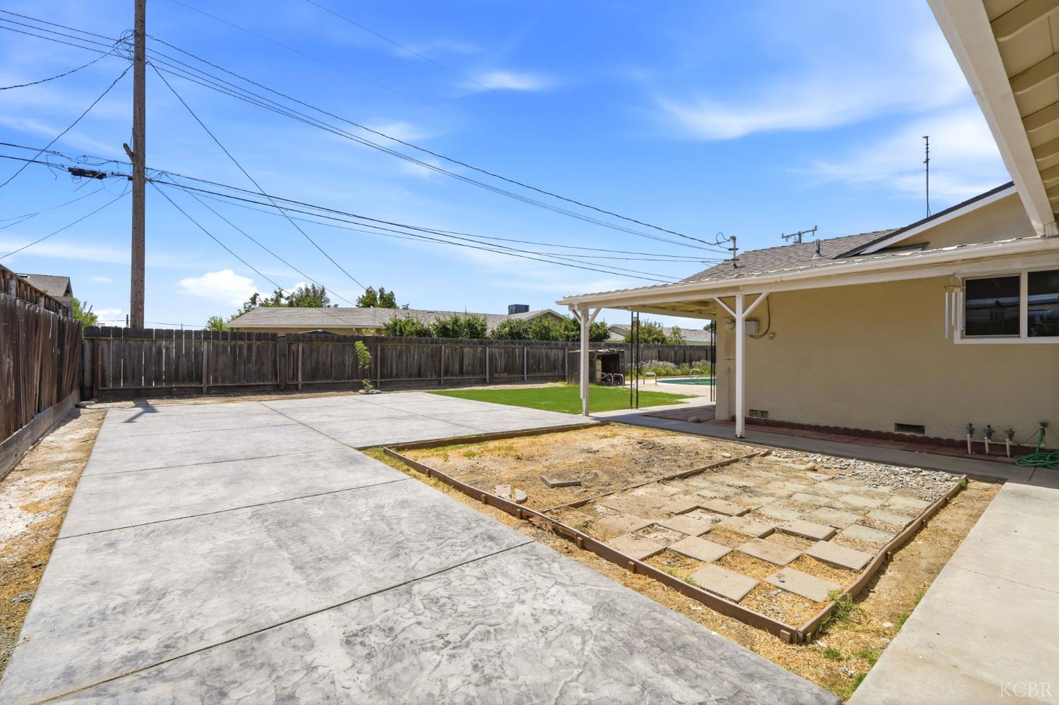 335 E Sycamore Dr, Hanford, CA 93230