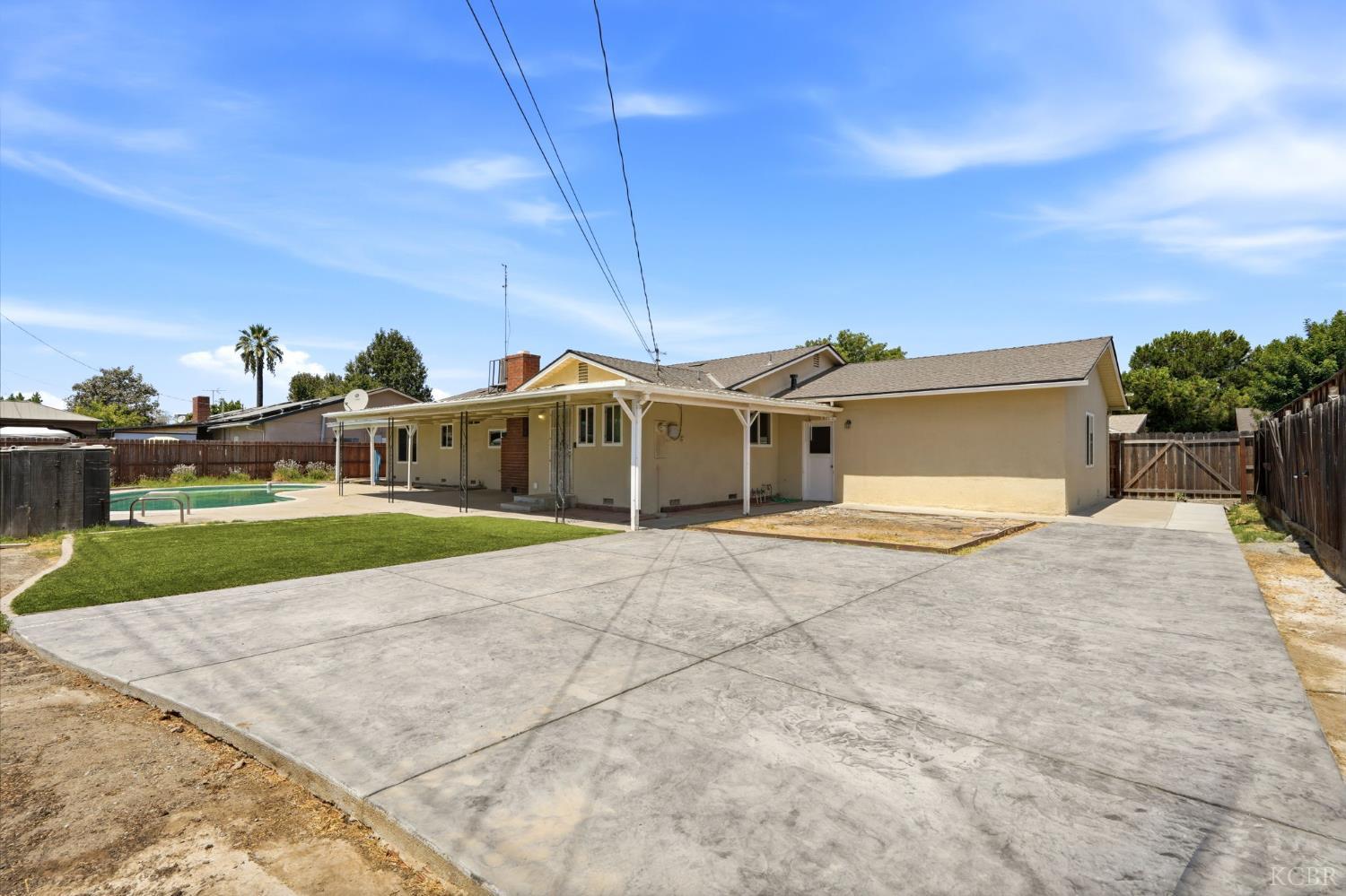 335 E Sycamore Dr, Hanford, CA 93230
