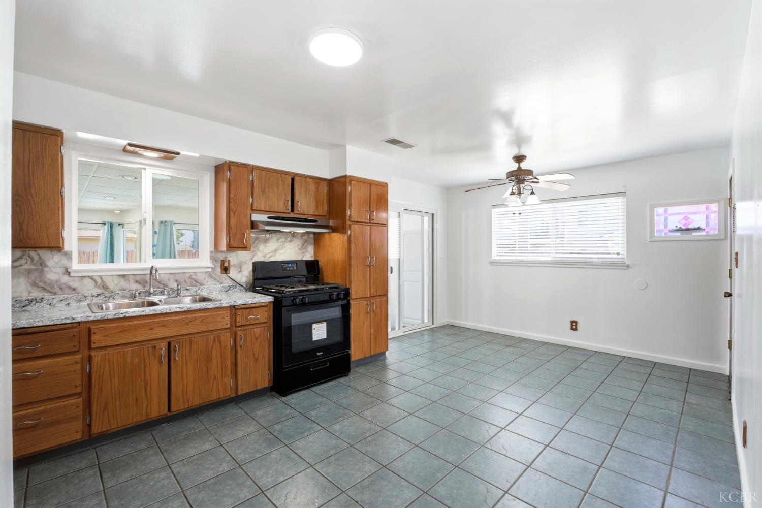 376 Oleander Ave, Lemoore, CA 93245