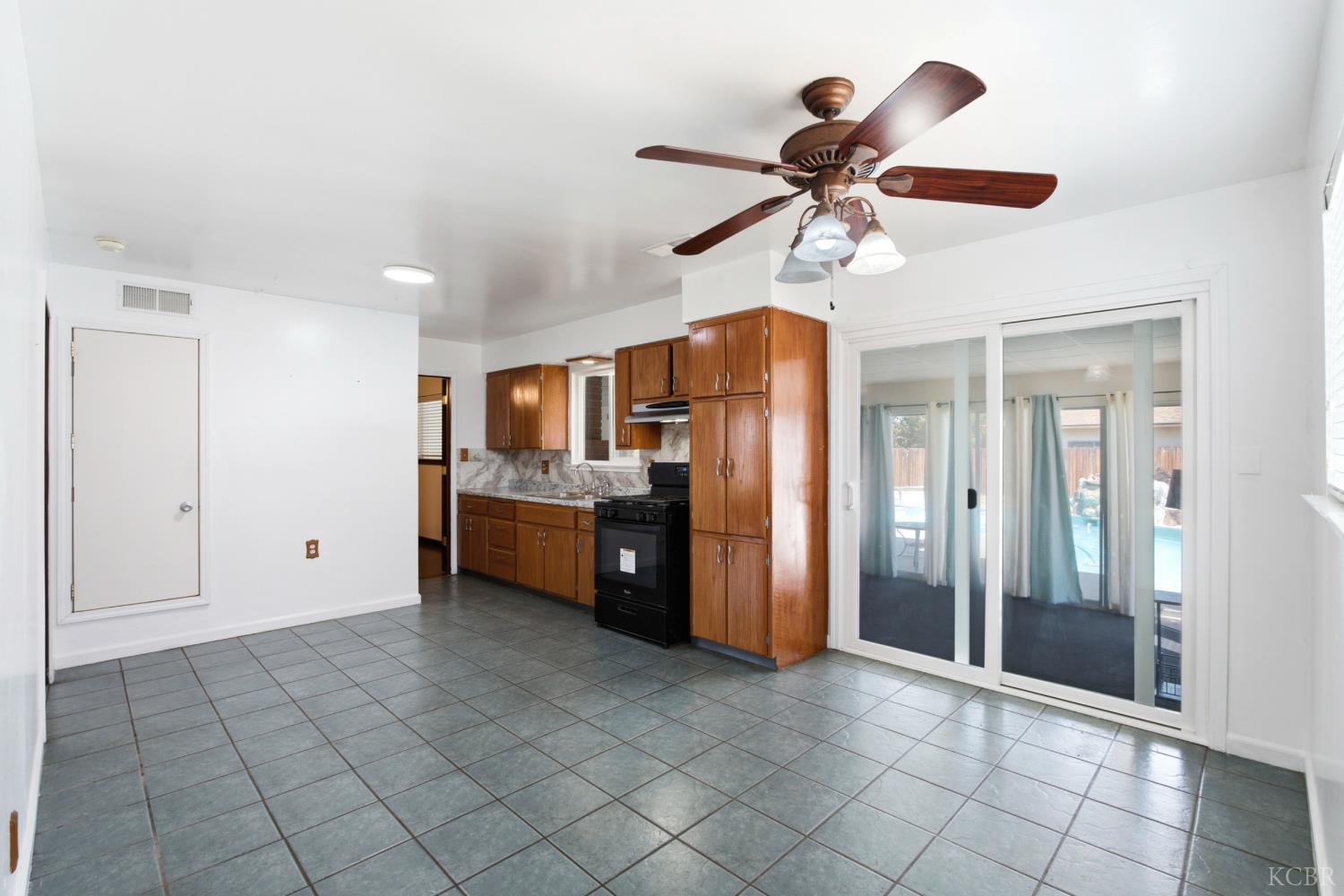 376 Oleander Ave, Lemoore, CA 93245