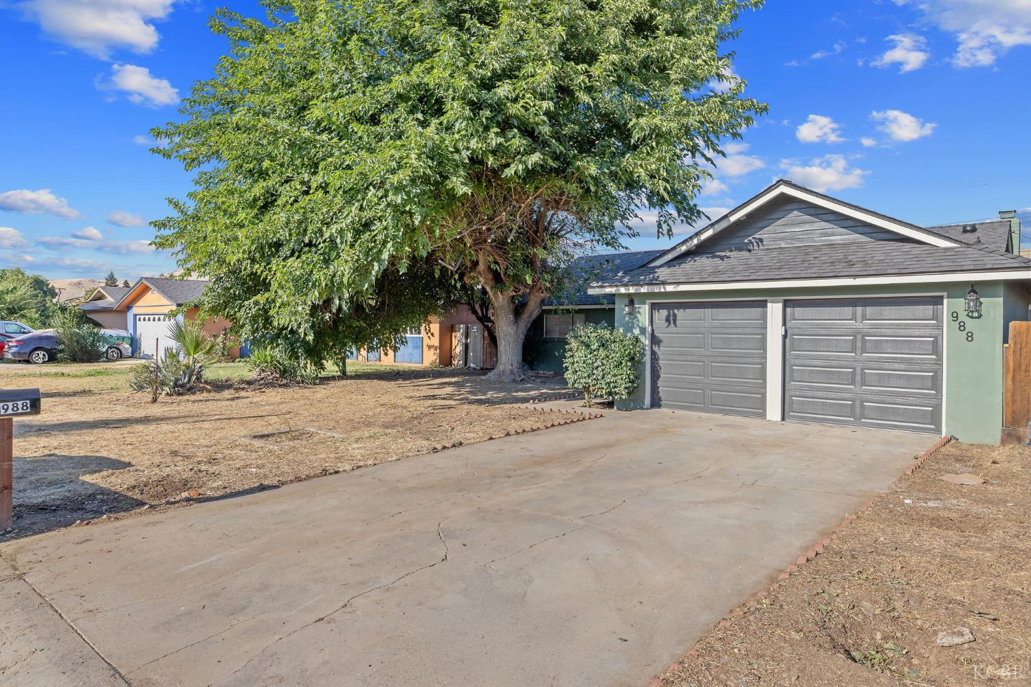 988 Laurel Ave, Lindsay, CA 93247