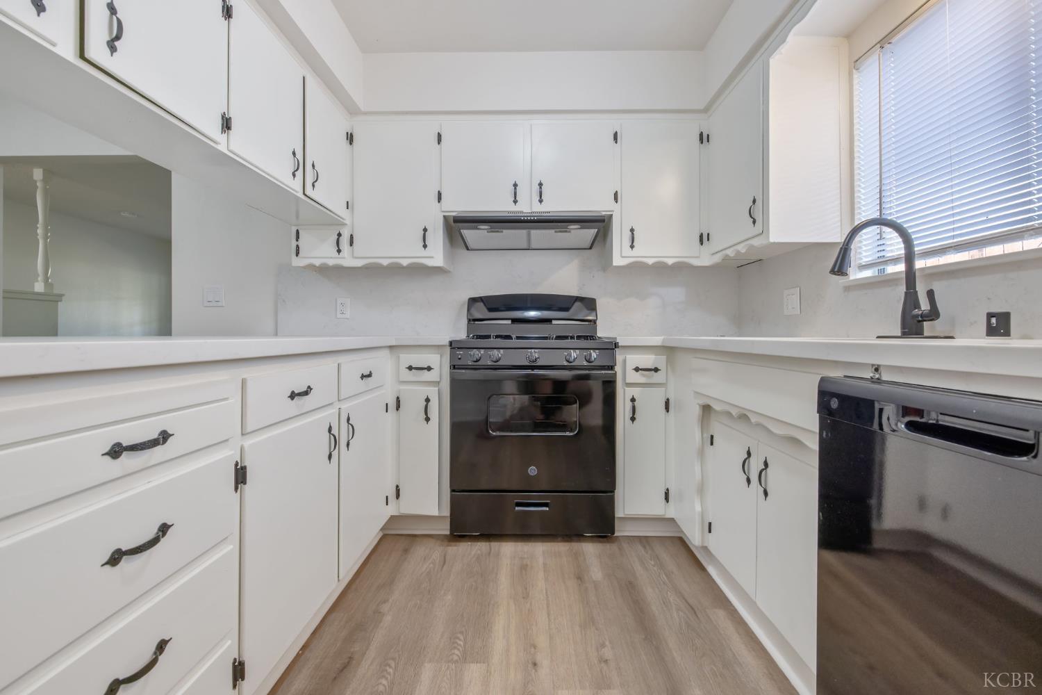 988 Laurel Ave, Lindsay, CA 93247