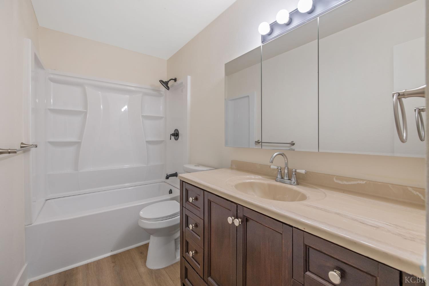 988 Laurel Ave, Lindsay, CA 93247