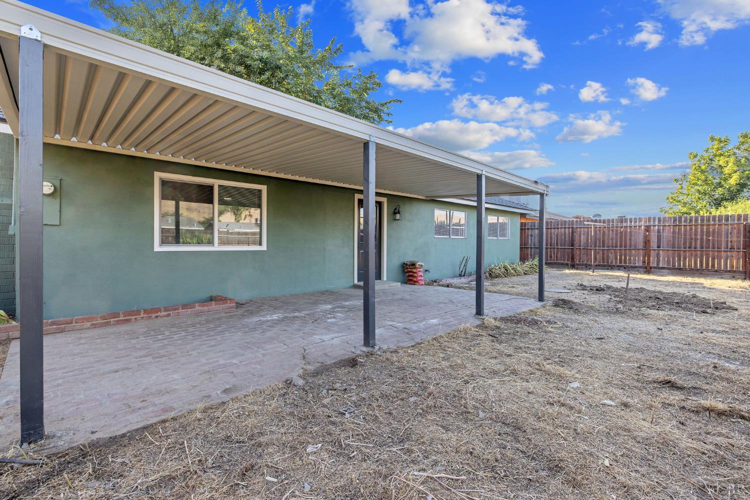 988 Laurel Ave, Lindsay, CA 93247