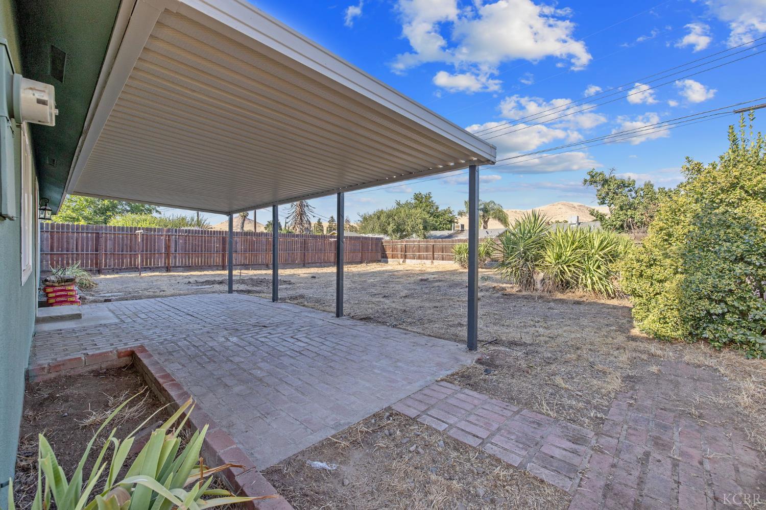 988 Laurel Ave, Lindsay, CA 93247