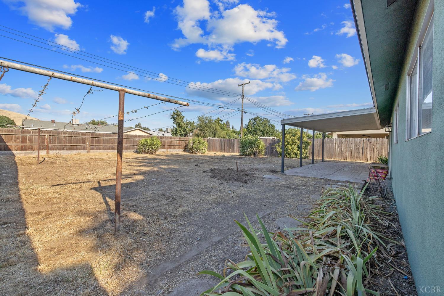 988 Laurel Ave, Lindsay, CA 93247