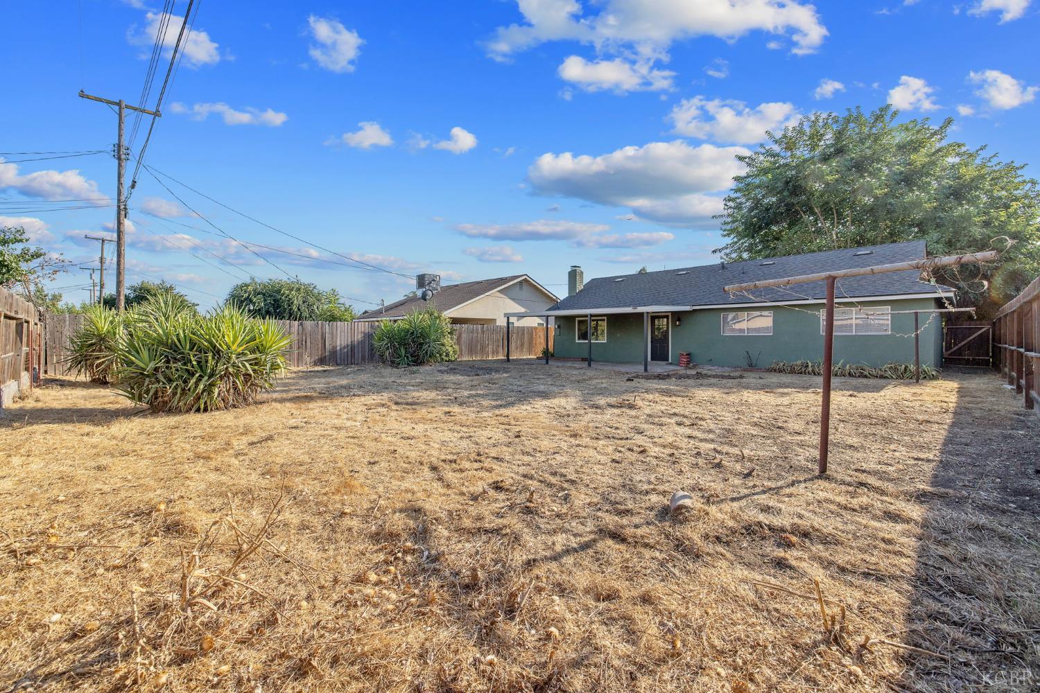 988 Laurel Ave, Lindsay, CA 93247