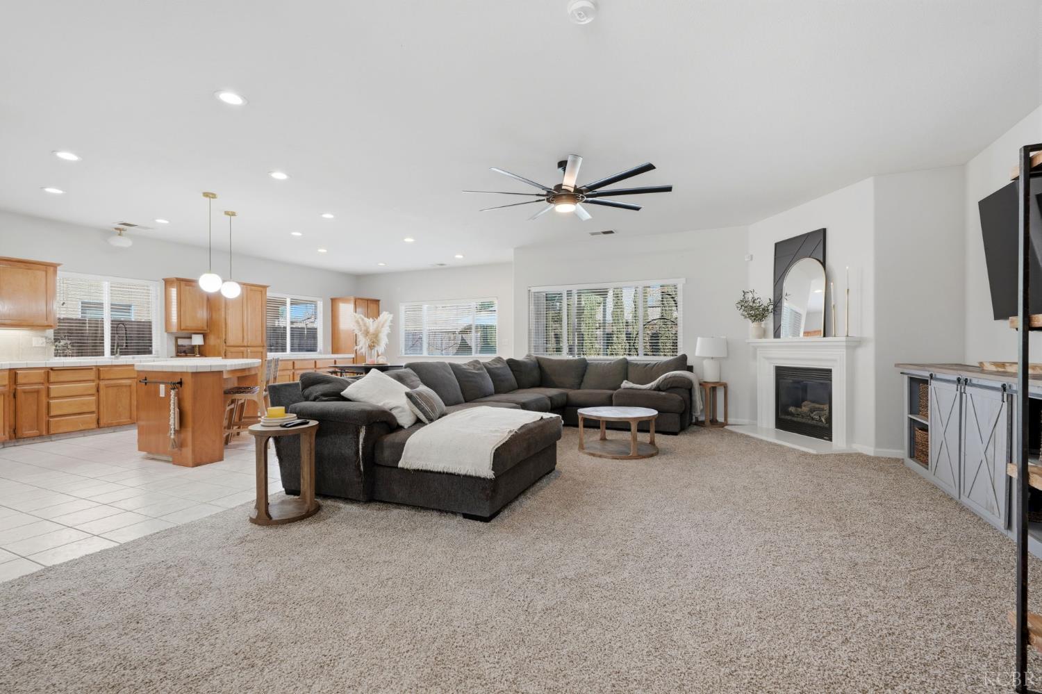 1858 W Mono Pl, Tulare, CA 93274