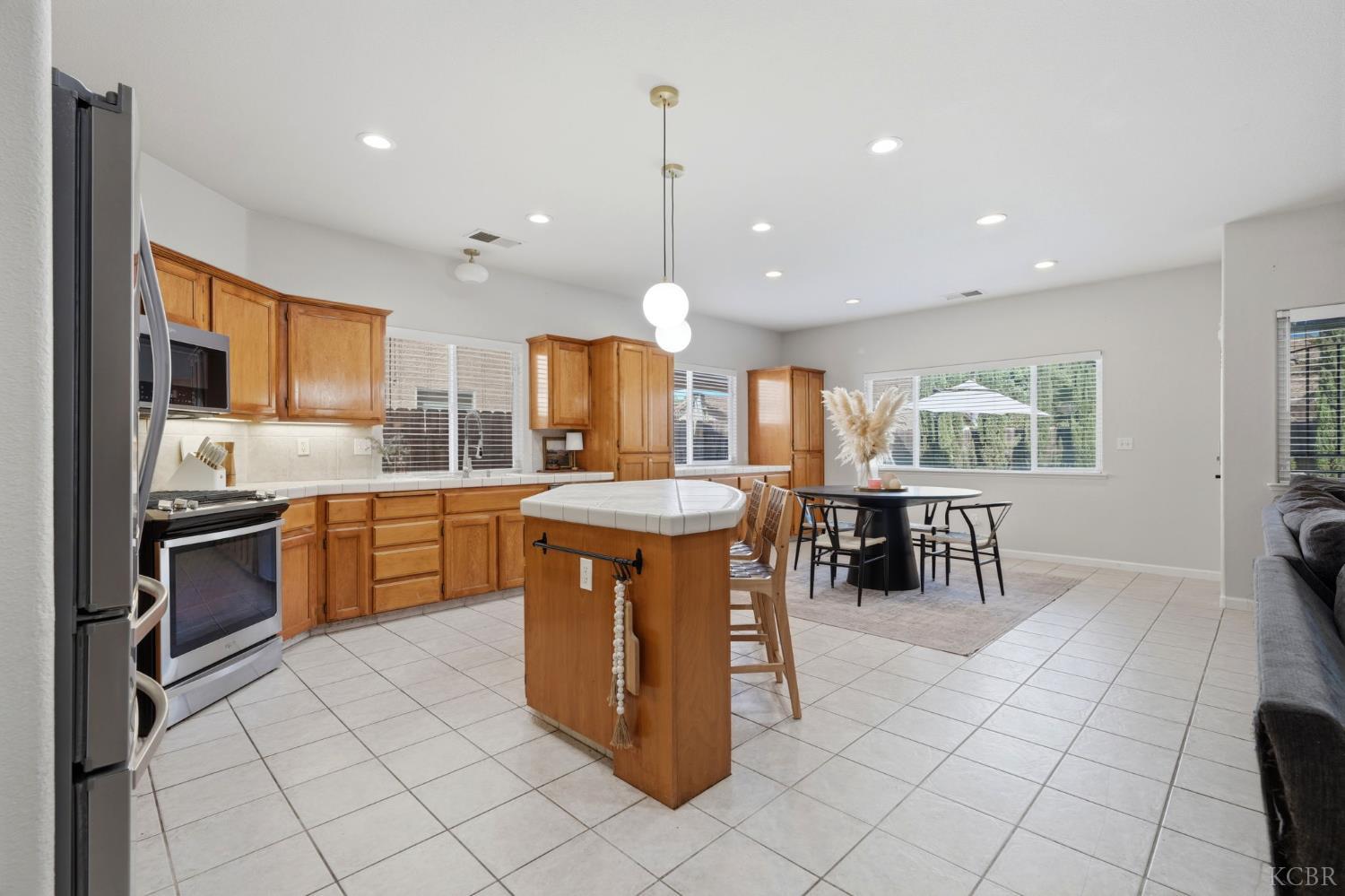 1858 W Mono Pl, Tulare, CA 93274