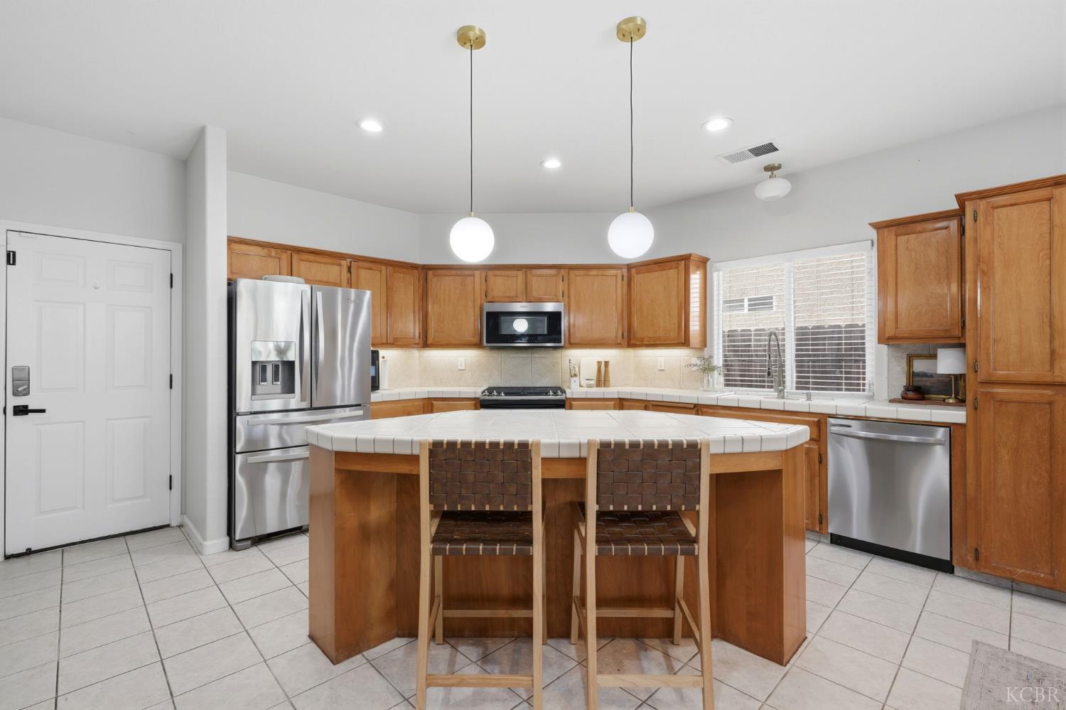 1858 W Mono Pl, Tulare, CA 93274
