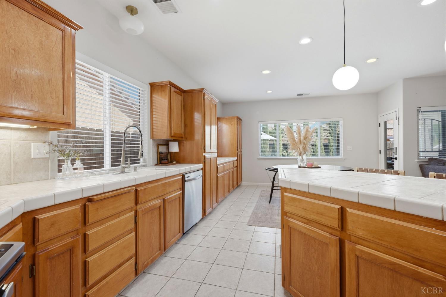 1858 W Mono Pl, Tulare, CA 93274