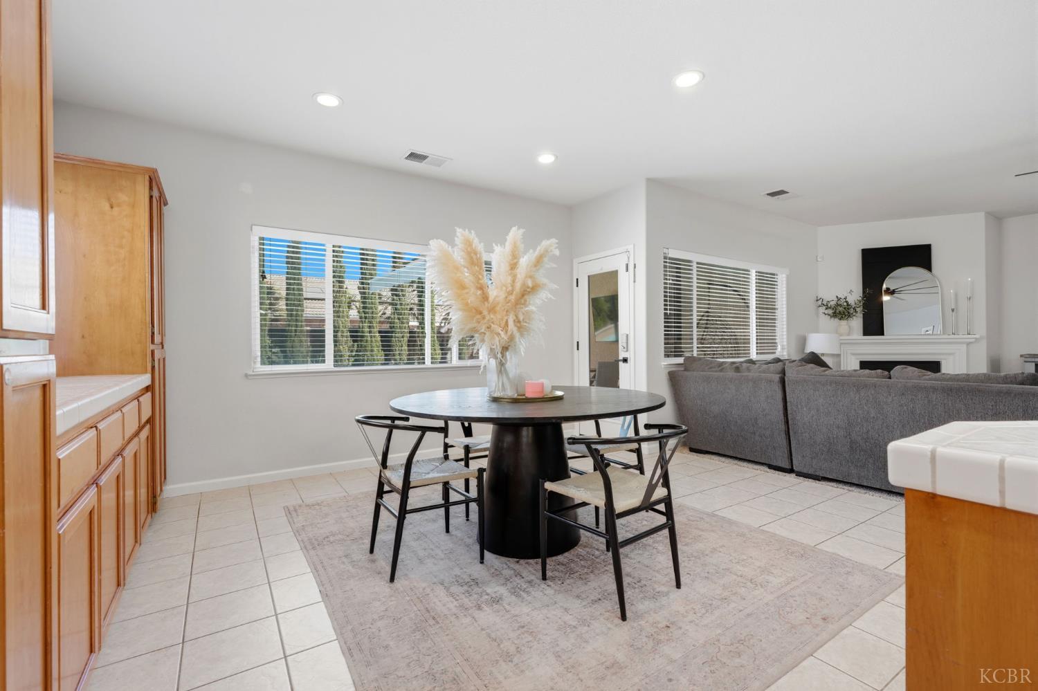1858 W Mono Pl, Tulare, CA 93274