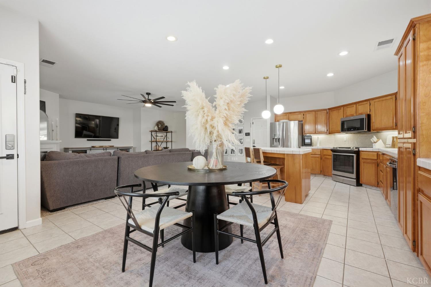 1858 W Mono Pl, Tulare, CA 93274